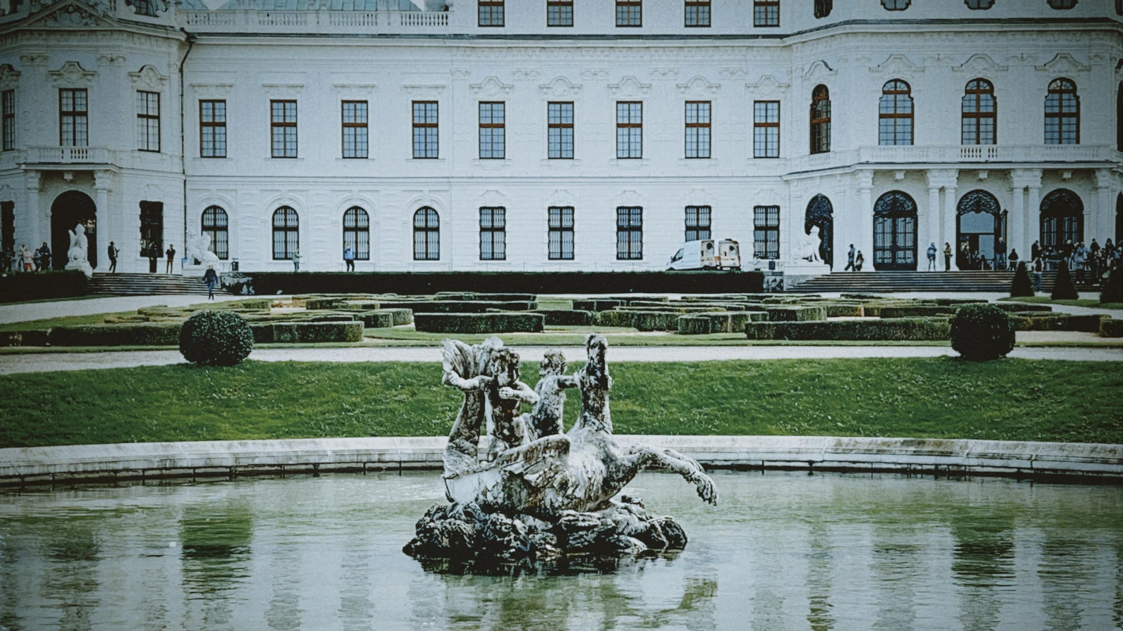 Stunning Belvedere Palace Vienna gardens with reflecting pool