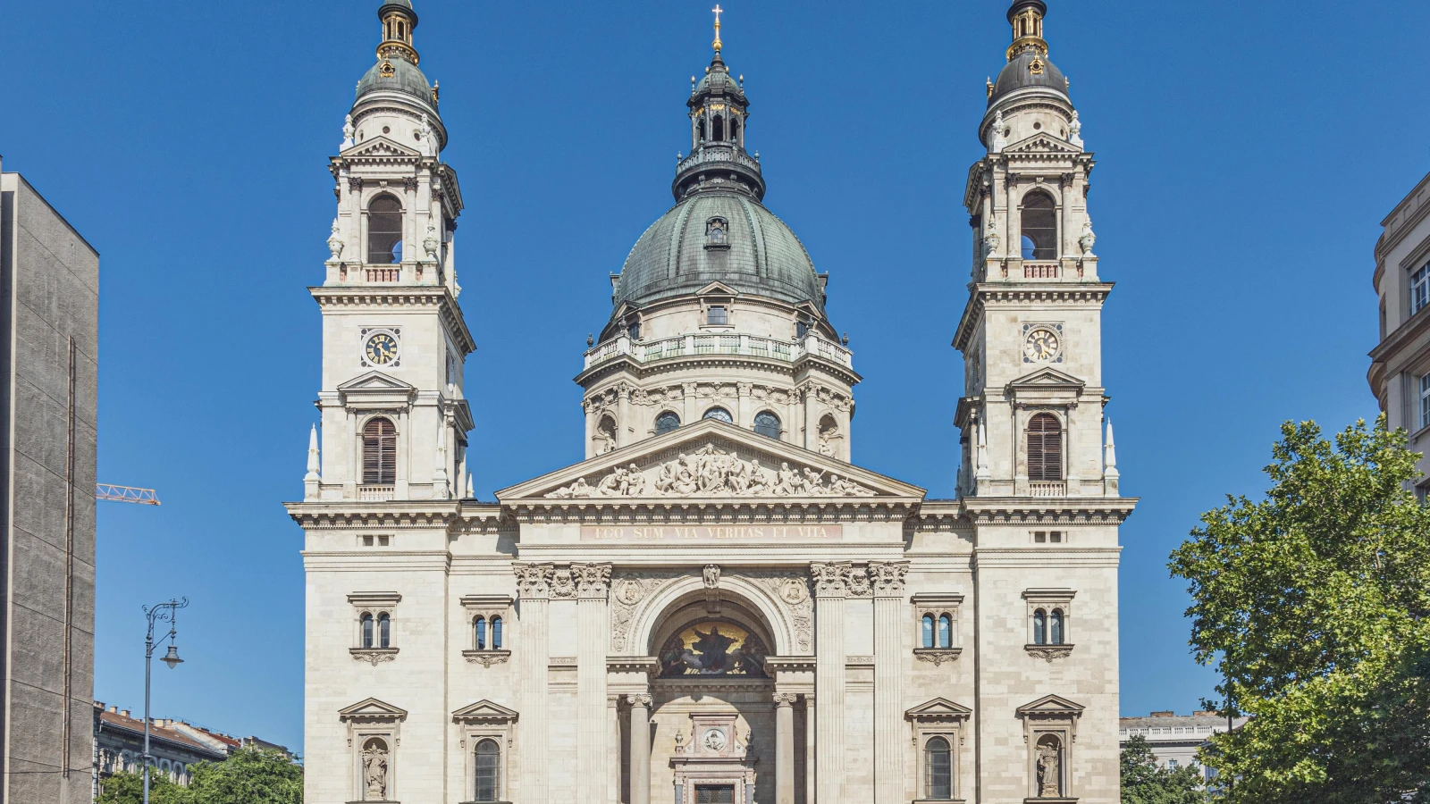 Tourists at Stephansplatz Vienna near no deposit car rental drop-off points